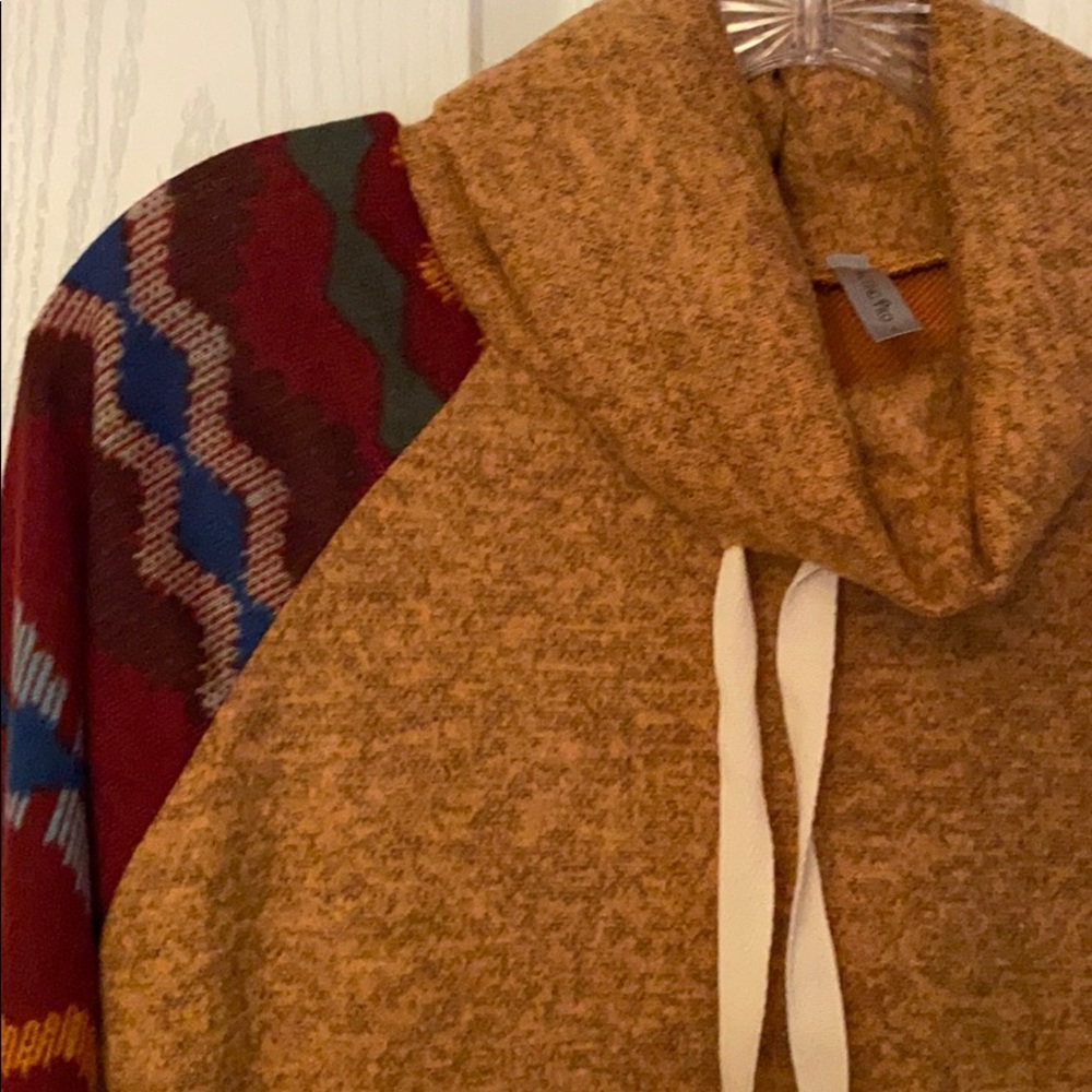 Woman’s pull over - Picture 2 of 3